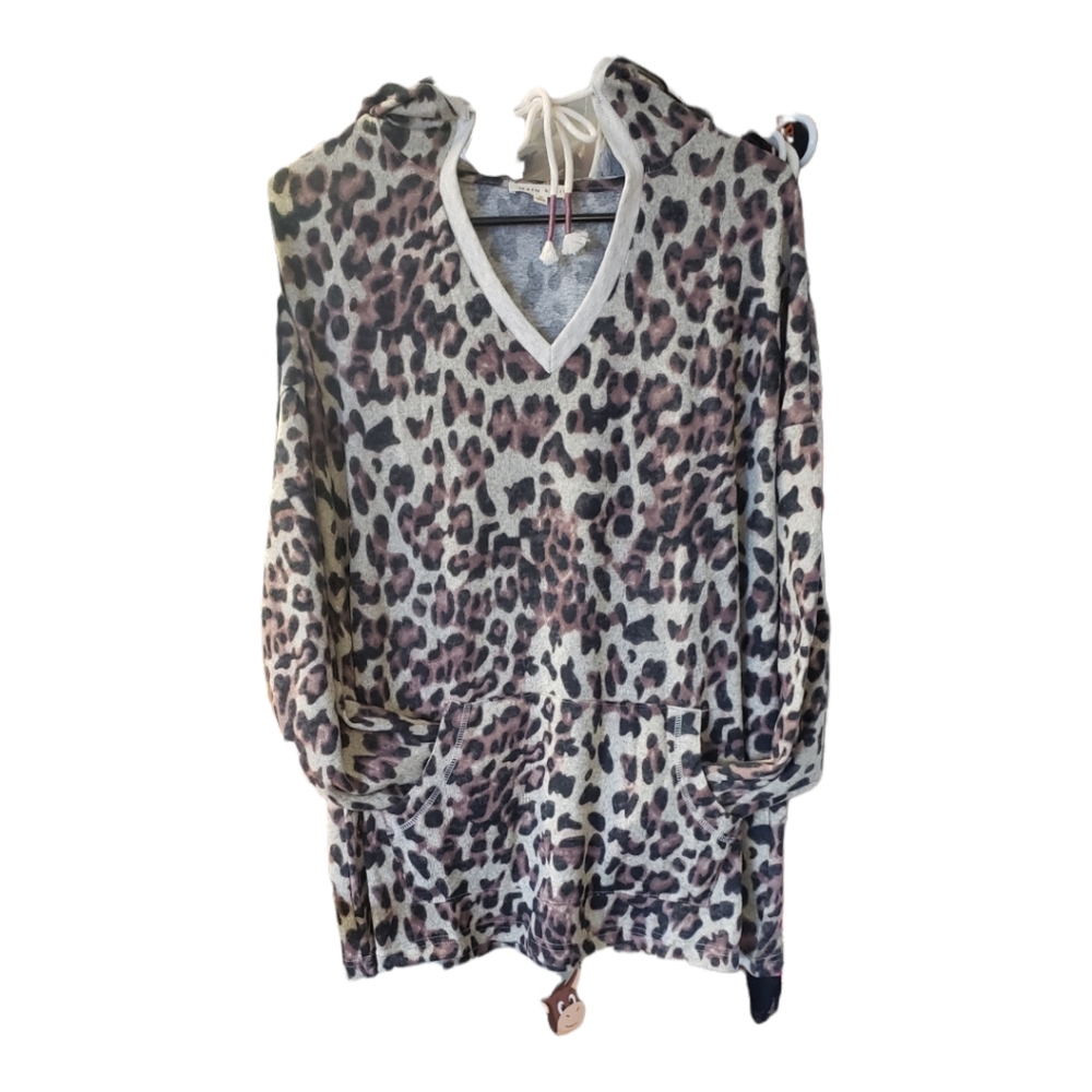Main strip brand leopard print pullover Hoodie.  Large NWT (sku309)
